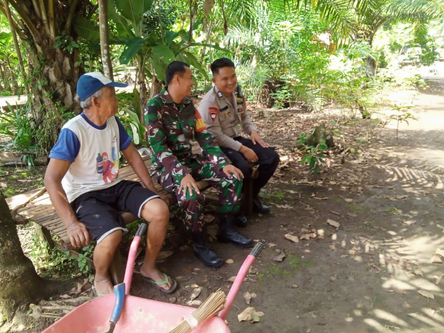 Babinsa dan Babinkamtibmas Sambangi Warga di Desa bumi makmur