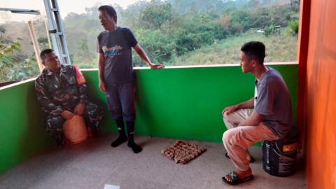 Babinsa Koramil 406-02/Rawas ilir koptu febriyanto komsos bersama warga didesa binaan.