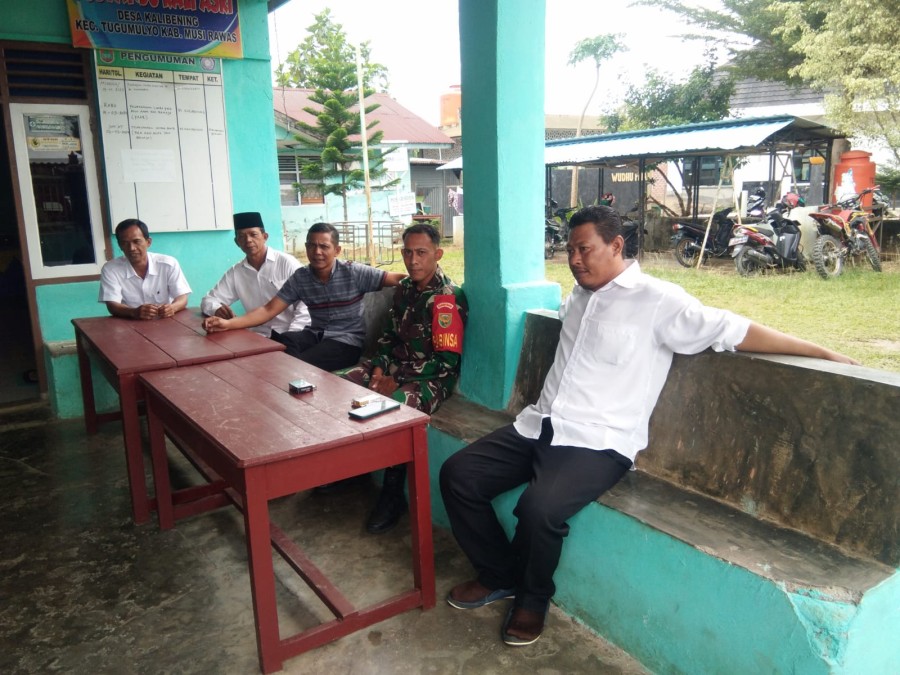 Jalani Silaturahmi Babinsa Koramil 406-06/Tugumulyo Melaksanakan Komsos Bersama Warga Desa Diwilayah Binaan.