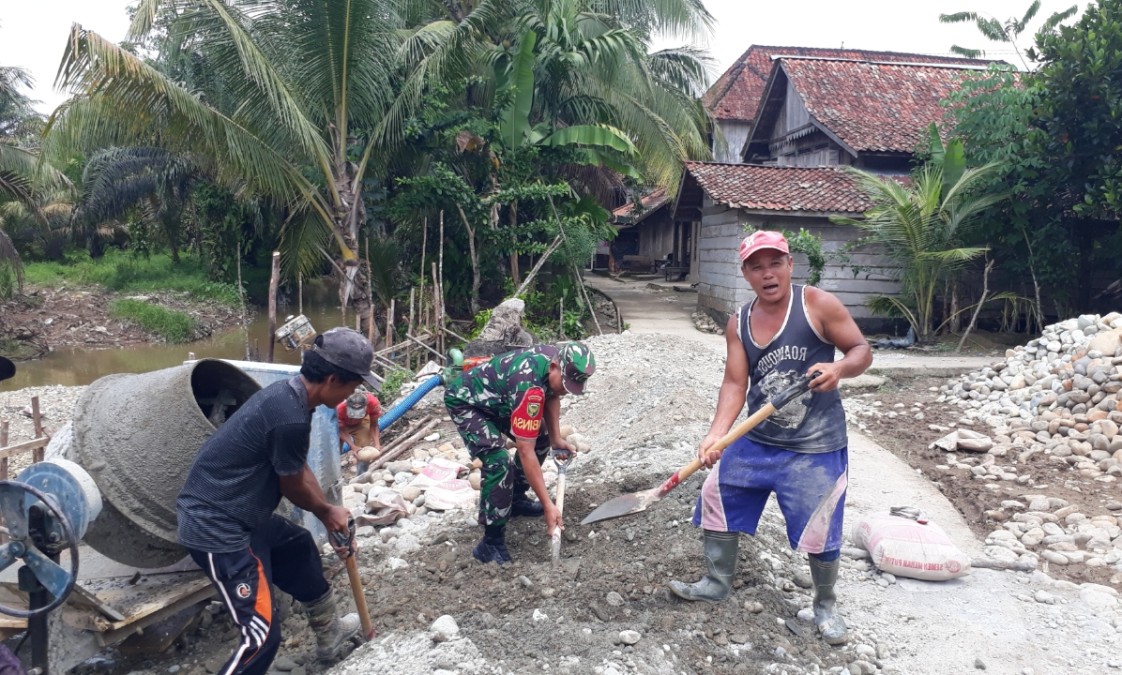 Babinsa Koramil 406-01/Rawas ulu Serka Rusli melaksanakan kegiatan gotong royong didesa binaan.