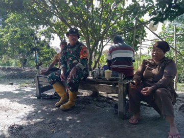 Sertu musra Hidayatullah sambangi desa Wujud Kedekatan Dengan Masyarakat.