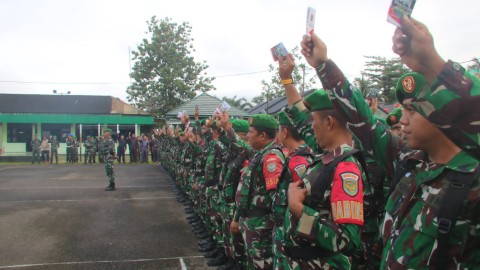 Apel Kesiapan Dalam Rangka Pengamanan Pemilu 2024 Dandim Berikan Penekanan Dan Cek Buku Netralitas TNI