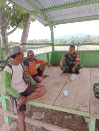 Jalani Silaturahmi Babinsa Koramil 406-06/Tugumulyo Melaksanakan Komsos Bersama Warga Desa Diwilayah Binaan.