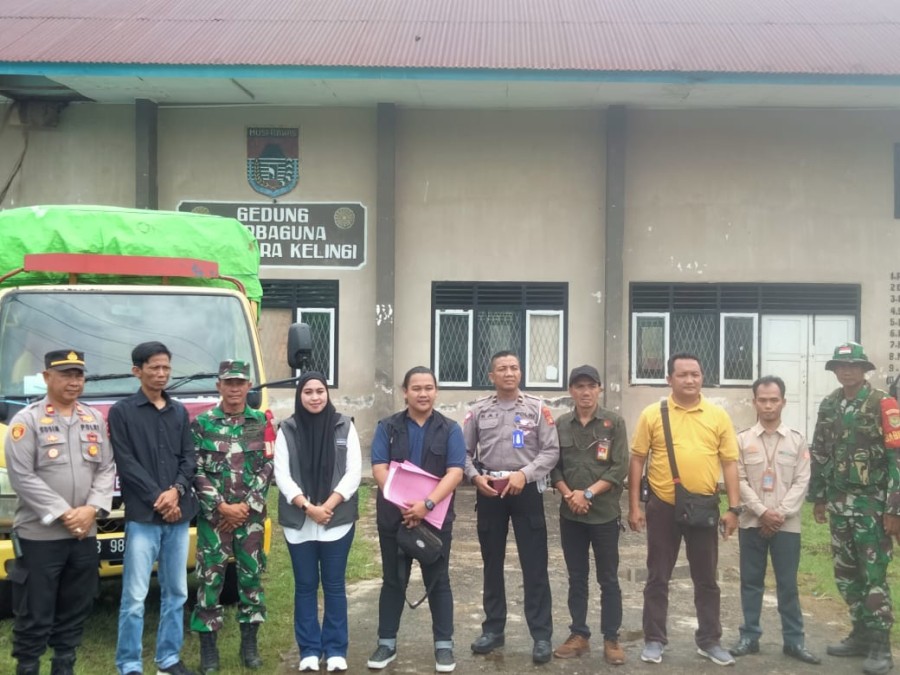 Babinsa Koramil 406-05/Muara Kelingi Kawal Pendistribusian Logistik Pemilu