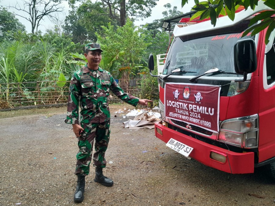 Babinsa Koramil 406-03/Rupit Kawal Pendistribusian Logistik Pemilu
