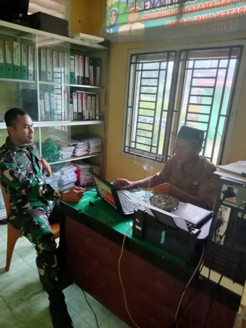 Jalani Silaturahmi Babinsa Koramil 406-06/Tugumulyo Melaksanakan Komsos Bersama Warga Desa Diwilayah Binaan.