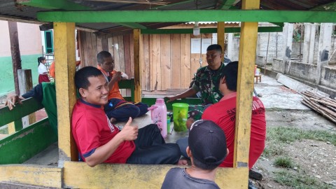 Babinsa Koramil 406-01/Rawas ulu Serda musliadi komsos bersama warga didesa binaan.