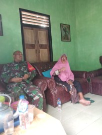 Babinsa Koramil 406-07/Jayaloka Melaksanakan Komsos di Rumah Warga Desa Binaan