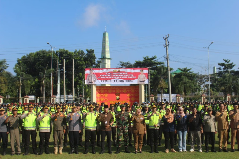 Komandan Kodim 0406/Lubuk Linggau Menghadiri Apel Pergeseran Personil Pengamanan TPS di Wilayah Kabupaten Musi Rawas Dalam Pemilu Tahun 2024