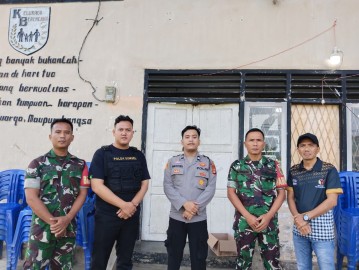 Babinsa Jajaran Kodim 0406/Lubuk Linggau Berkolaborasi Dengan Anggota Polsek Amankan Logistik Pemilu di PPK