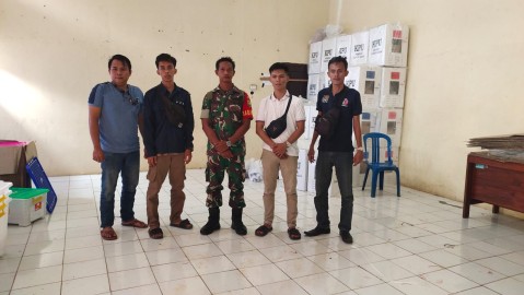 Pastikan aman dan lancar Babinsa Koramil 406-07/jayaloka kawal kotak pemilihan suara sampai di kantor ppk kecamatan
