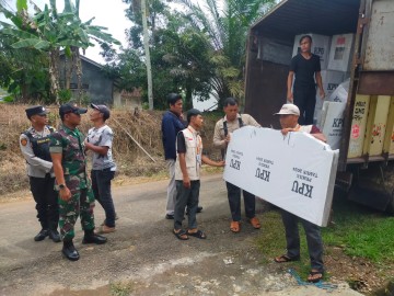 Babinsa Koramil 406-06/Tugumulyo Kawal Pendistribusian Logistik Pemilu