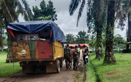 Babinsa Koramil 406-05/Muara Kelingi Kawal Distribusi Logistik Pemilu Diwilayah