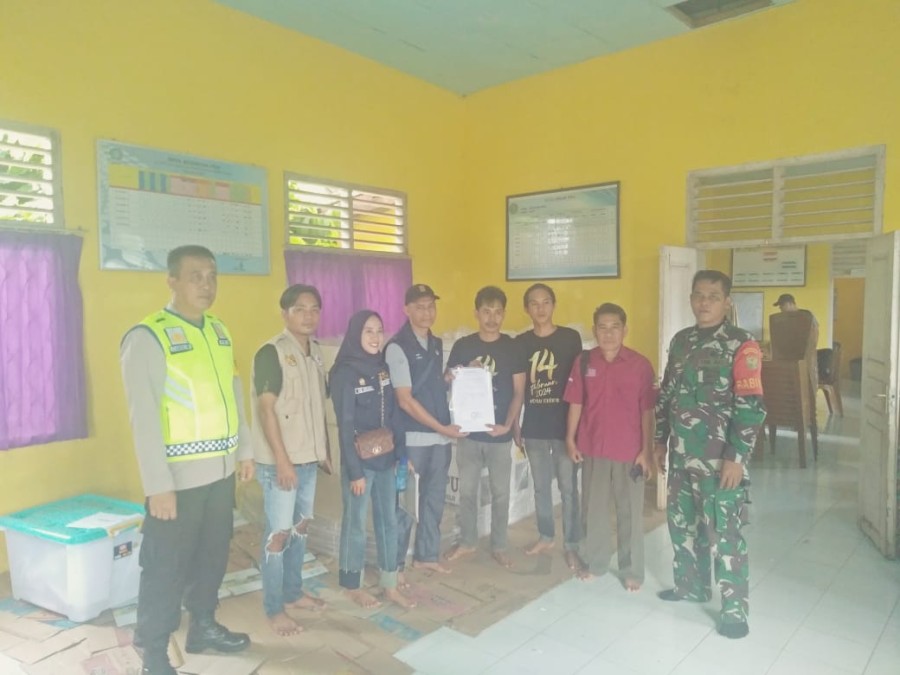 Babinsa Koramil 406-02/Rawas Ilir melaksanakan pengamanan pendistribusian logistik pemilu 2024 Didesa binaan.