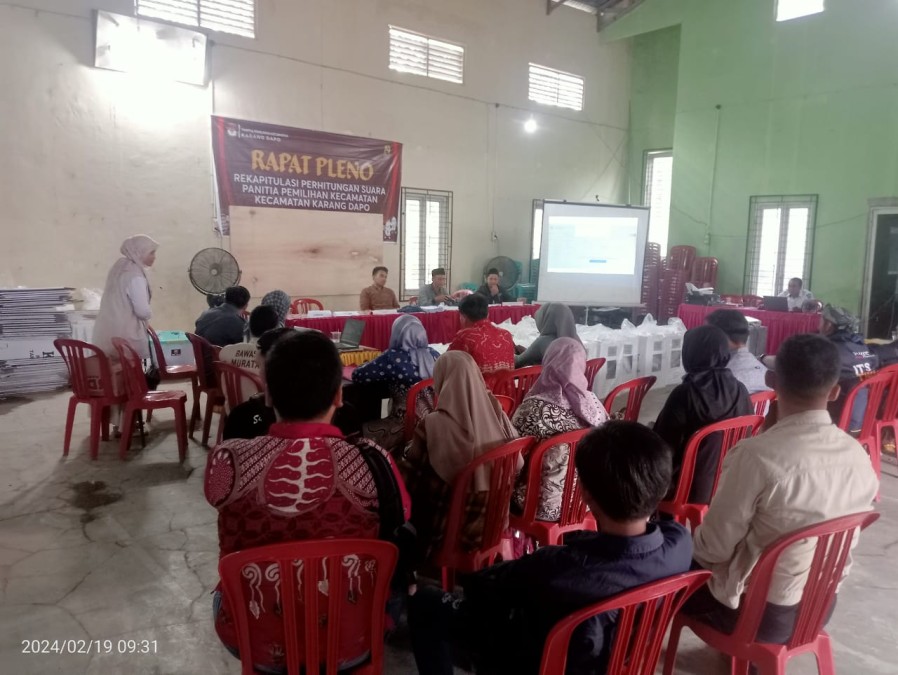 Babinsa Koramil 406-02/Rawas Ilir menghadiri undangan Rapat Pleno Pemilu 2024 diwilayah binaan.