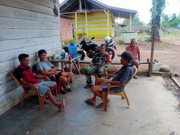 Ciptakan Situasi Diwilayah Tetap Aman dan Kondusif Babinsa Komsos Bersama Warga