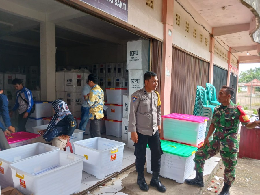 Sertu Bambang monitoring pendistribusian kotak suara dari PPK kecamatan menuju KPU kabupaten Musi Rawas