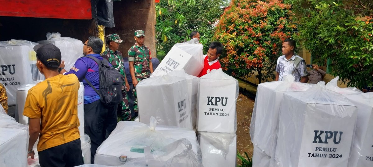 Pastikan aman sampai tujuan Serda Yuda Ade Hermawan berikan pengawalan pendistribusian kotak suara menuju kantor KPU kabupaten.