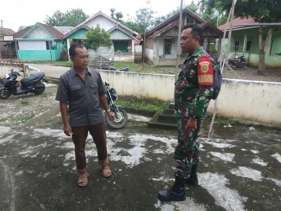 Babinsa Koramil 406-05/Muara Kelingi Wujudkan Keamanan Wilayah Melalui Komsos