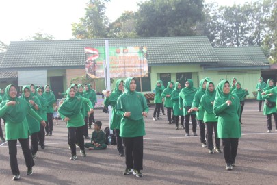 Persit KCK Cabang XVII Kodim 0406/Lubuk Linggau Melaksanakan Olahraga Bersama