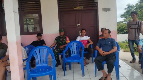 Tingkatkan Keamanan Serda Dimas Prayogo laksanakan Komsos bersama Kepala Dusun dan Warga di wilayah binaan