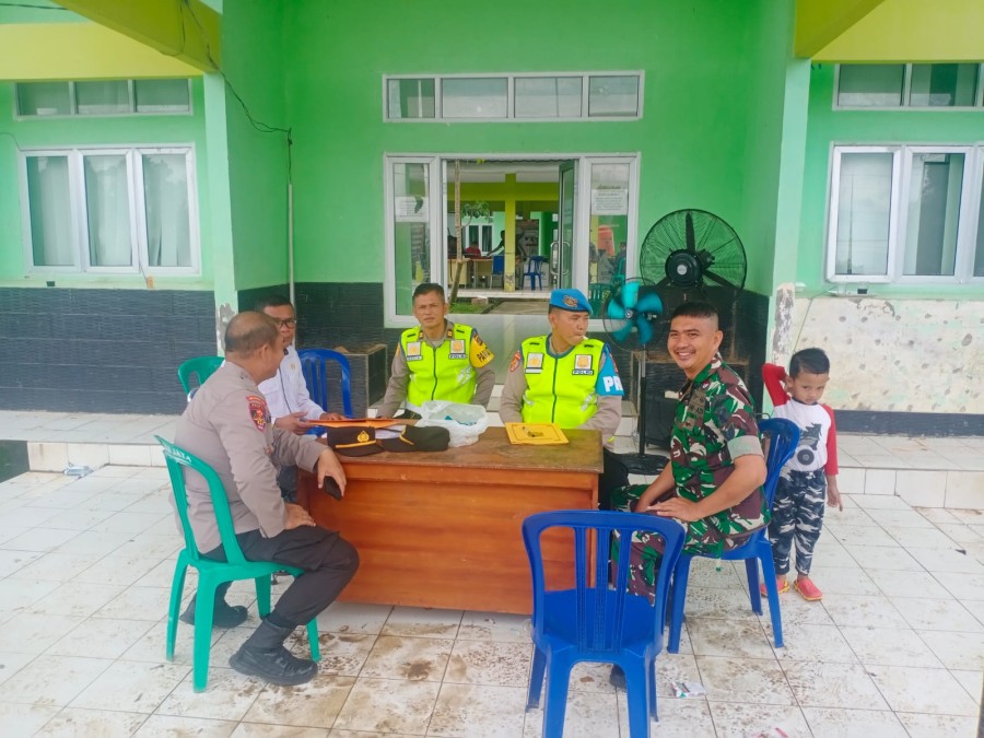 Babinsa Koramil 406-03/Rupit Melaksanakan Pam Hasil Logistik Pemilu.