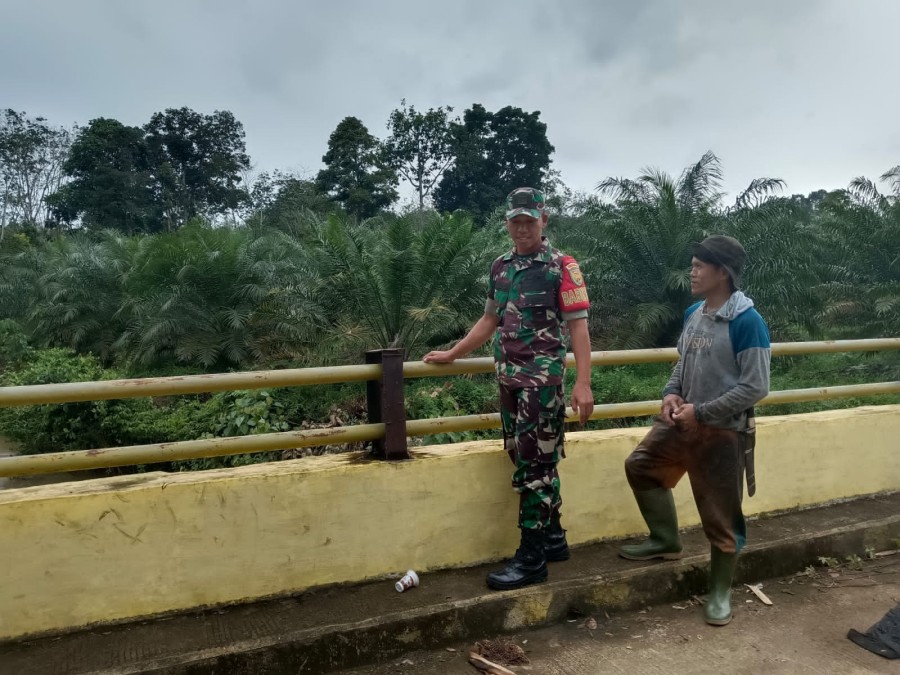 Langkah Antisipasi Banjir, Babinsa Koramil 406-07/jayaloka Cek Debit ketinggian Air Sungai