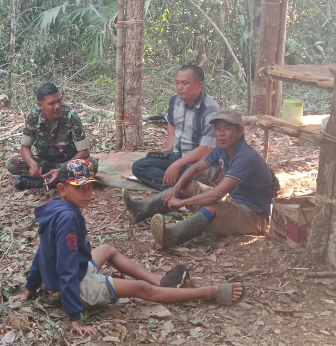Sertu Aman Syah Babinsa Koramil 406-05/Muara Kelingi Sambangi Warga di Perkebunan