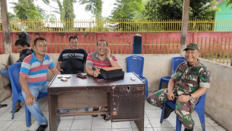 Babinsa Koramil 406-06/Tugumulyo Serka Rustam Melaksanakan Komsos Bersama Warga Diwilayah Binaan.