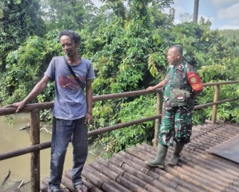 Langkah Antisipasi Banjir, Babinsa Koramil 406-07/jayaloka Cek Debit Air Sungai temelat