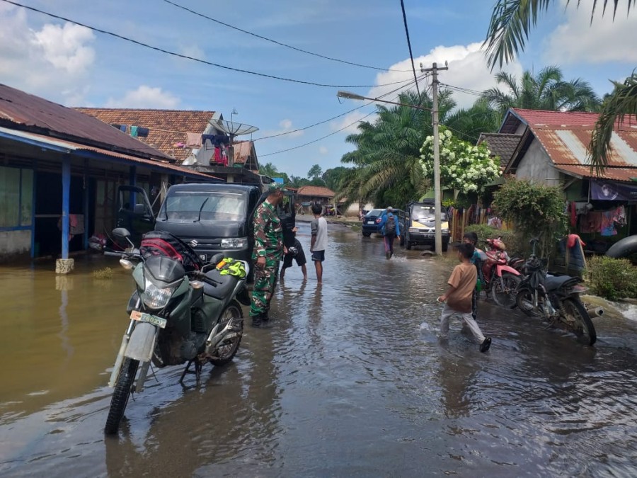 Dengan Sigap, Babinsa Meninjau Rumah Warga yang Terendam Banjir Di Wilayah Binaan.