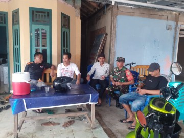 Babinsa Koramil 406-01/Rawas ulu Serma suwitno komsos bersama perangkat desa binaan.