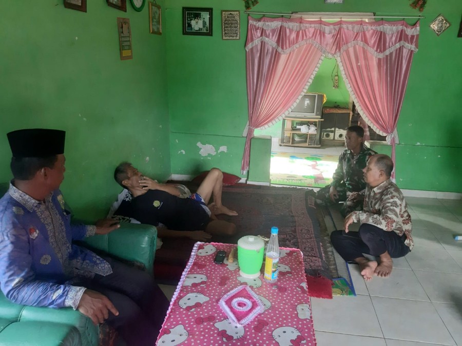 Babinsa Koramil 406-06/Tugumulyo Sertu Mahyudi Melaksanakan Komsos Bersama Warga Diwilayah Binaan.