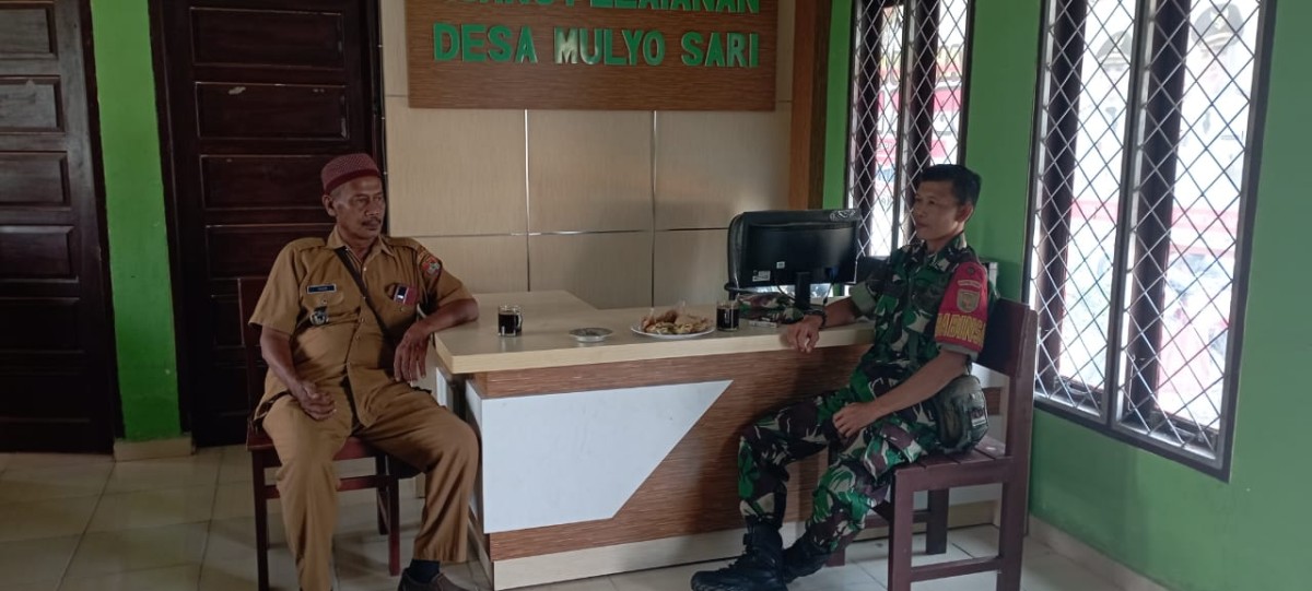 Komsos Dengan kepala desa Babinsa Ajak Jaga Keamanan dan Kebersihan Lingkungan