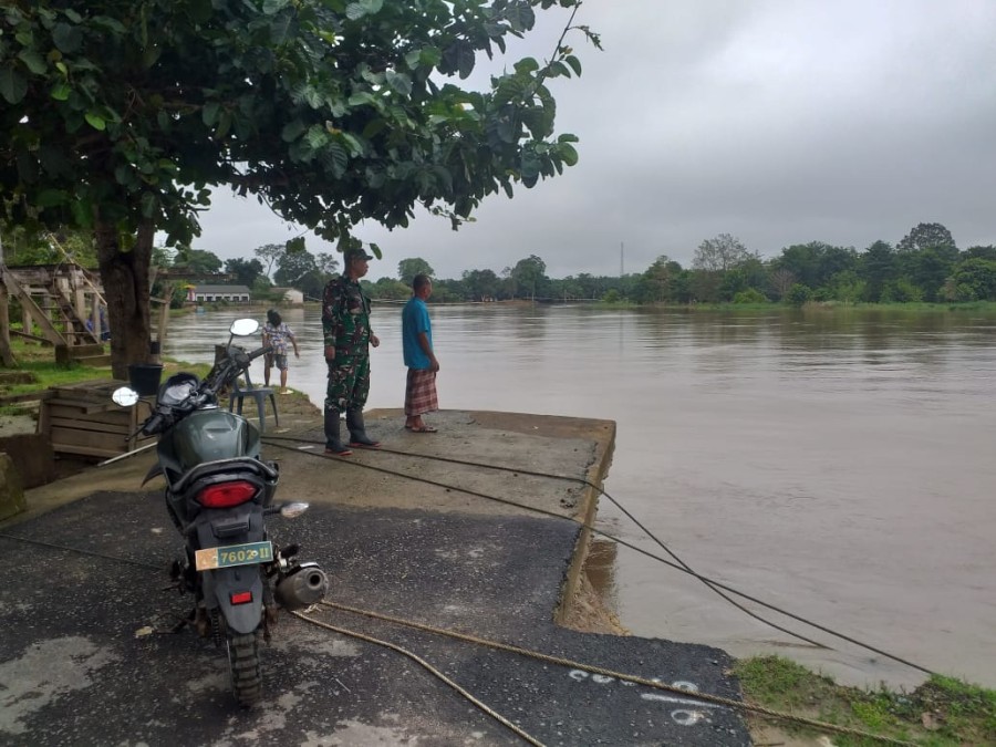 Koramil 406-02/Rawas Ilir Serma endang permana monitoring kegiatan gulbencal diDesa binaan.