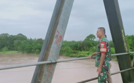 Babinsa Koramil 406-05/Muara Kelingi Monitoring Debit Air Sungai