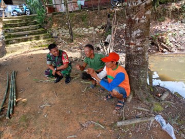 Babinsa Koramil 406-03/ Rupit Melaksanakan Komsos Diwilayah binaan.