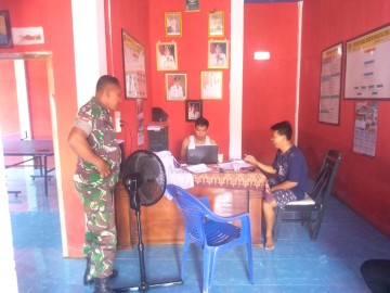 Babinsa Koramil 406-01/Rawas ulu koptu Ali kusno komsos bersama warga binaan.