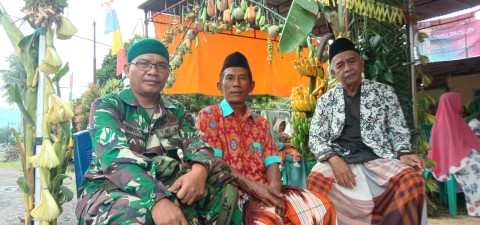 Babinsa Koramil 406-06/Tugumulyo Sertu Robinson Melaksanakan Giat Sedakah Bumi Diwilayah binaan.