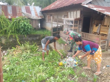Peduli Lingkungan, Sertu MB Simanjuntak Bantu Warga Bersihkan Sampah