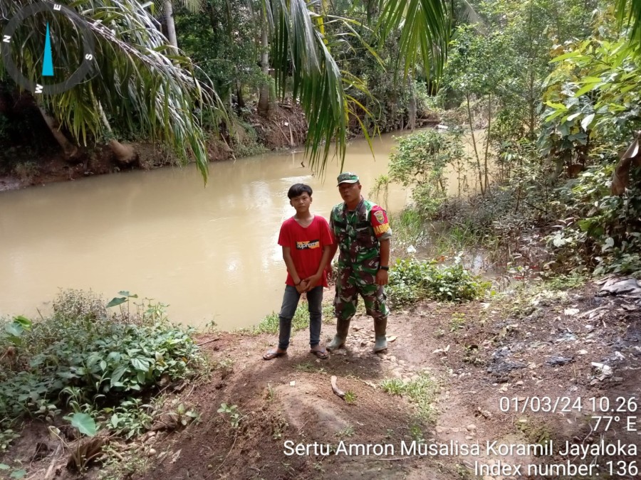 Antisipasi Banjir Babinsa Koramil 406-07/jayaloka Patroli Cek Debit Air Hujan Di Wilayah Binaan