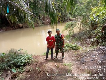 Antisipasi Banjir Babinsa Koramil 406-07/jayaloka Patroli Cek Debit Air Hujan Di Wilayah Binaan