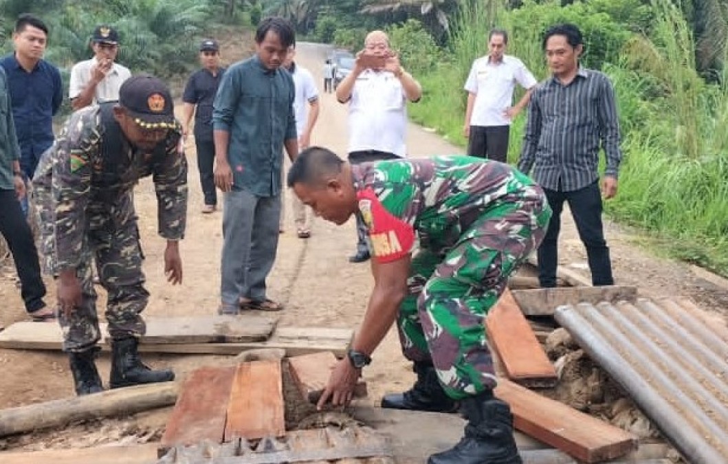Babinsa Koramil 406-05/Muara Kelingi Perbaiki Jembatan yang Rusak