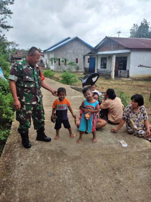 Sertu Rudi hartono laksanakan sambang desa di wilayah binaan