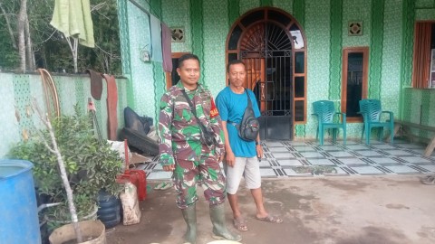 Babinsa Koramil 406-02/Rawas ilir Serda Robi firdaus komsos bersama warga didesa binaan.