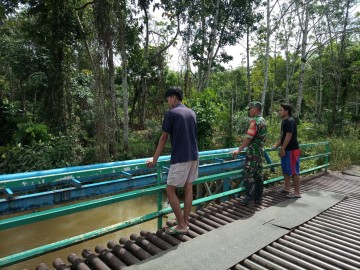 Langkah Antisipasi Banjir, Serda Yuda Ade Hermawan Babinsa Koramil 406-07/jayaloka Cek Debit Air Sungai di wilayah