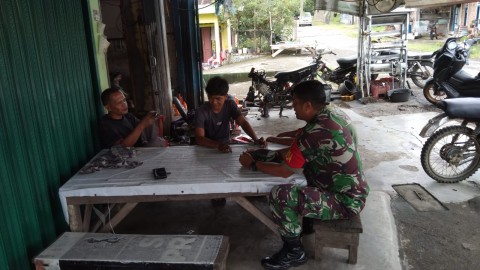 Babinsa Koramil 406-01/Rawas ulu Serda Musliadi komsos bersama warga didesa binaan.