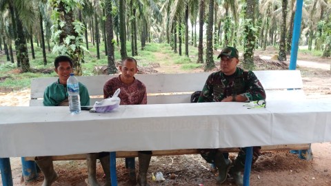 Babinsa Koramil 406-02/Rawas ilir Serda ismail komsos bersama warga didesa binaan.