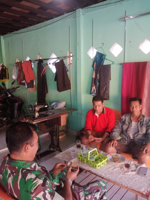 Sertu Sutarno Babinsa Koramil 406-04/Muara Lakitan Komsos dengan tokoh pemuda dan masyarakat di wilayah binaan