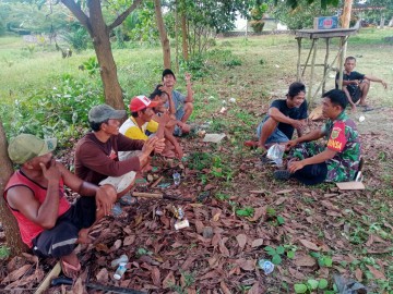 Serda Wisnu Babinsa Koramil 406-07/Jayaloka komsos dengan masyarakat desa binaan